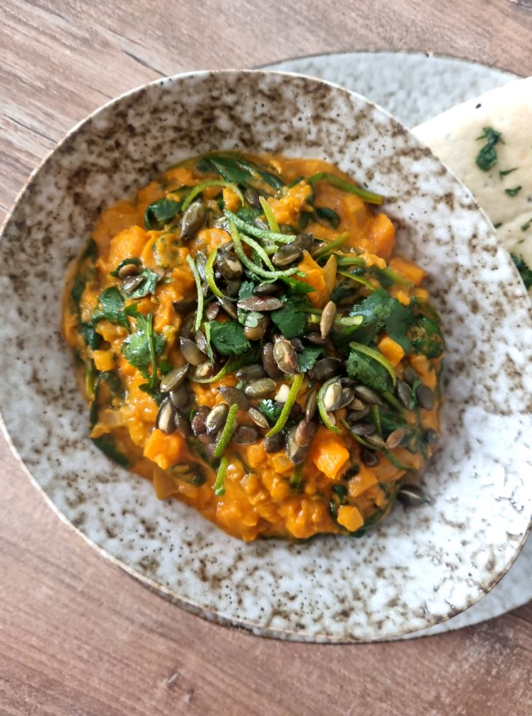 Dahl de lentilles corail, épinards et patate douce