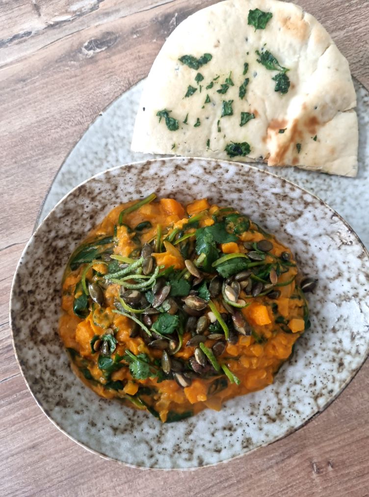 Dahl accompagné de pain naan à l'huile de coriandre