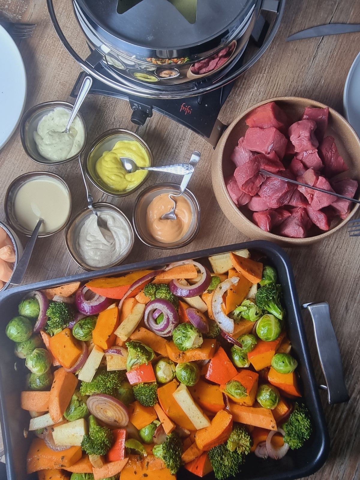 Fondue bourguignonne, sauces et légumes rôtis