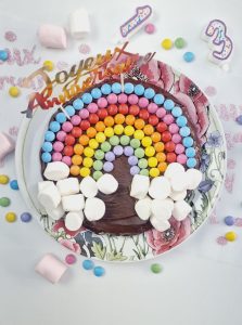 Gâteau d'anniversaire au chocolat avec smarties