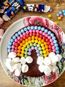 Décorer le gâteau avec smarties et chamallows