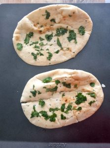 Pain naan badigeonné d'huile de coriandre