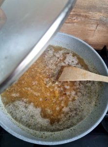 Verser le bouillon et l'origan et cuire à couvert