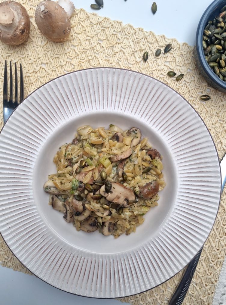 Risotto d'orzo aux champignons et fromage frais aux herbes