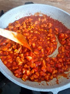 Faire une sauce au poulet, maïs, tomate