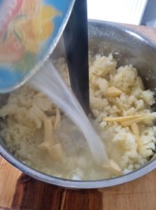 Ajouter le beurre et l'eau de cuisson des pommes de terre