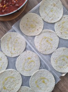 Arroser les tortillas d'huile d'olive