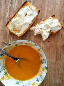 Baguette au chèvre et miel avec velouté de potimarron