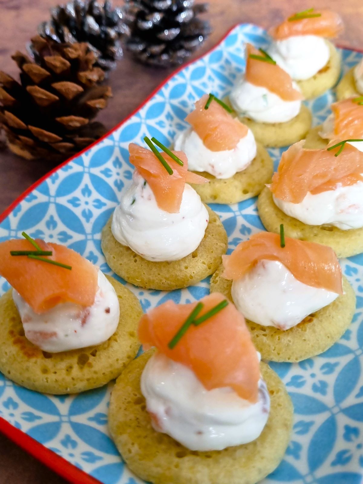 Mini blinis au saumon fumé et St Môret