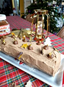 Enrober la bûche de ganache au chocolat au lait et décorer