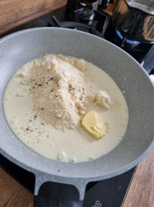 La sauce alfredo ou crème parmesane