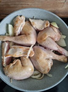 Cuisses de poulet et blanc de poulet saisis à la poêle