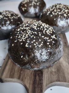 Buns noirs à l'encre de seiche