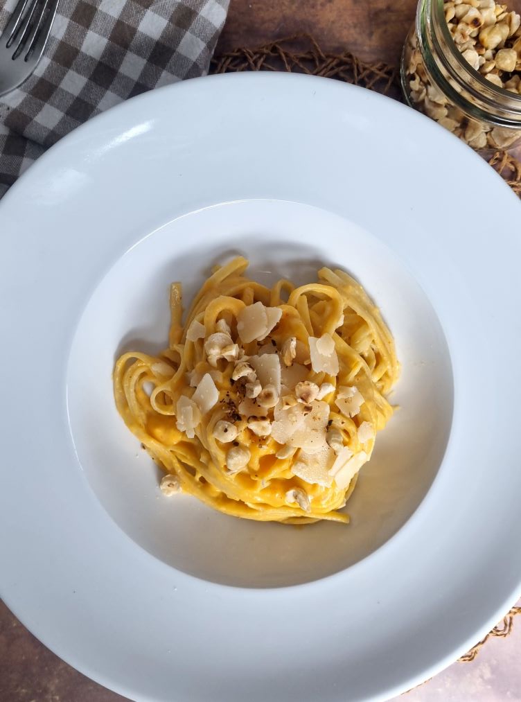 Pâtes fraîches à la crème de butternut et noisettes grillées