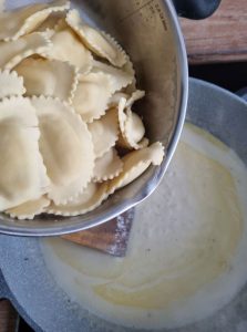 Ajouter les cappelletti dans la sauce au fromage