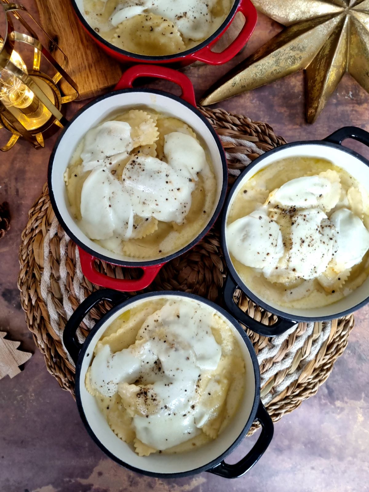 Ravioles à la truffe et ricotta, à la crème parmesane et gratinés avec de la mozzarella