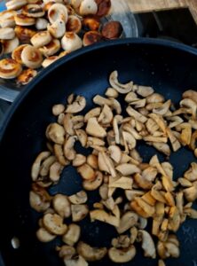 Faire revenir les champignons émincés