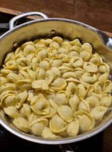 Cuisson des tortellini dans bouillon de boeuf maison