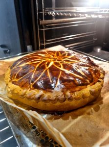 tourte feuilletée à la viande cuite au four