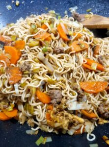Wok de nouilles au boeuf haché et légumes sautés
