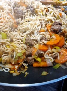 Wok avec nouilles, légumes sautés, boeuf haché, sauce asiatique