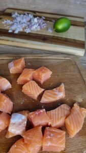 Couper le saumon en gros dés