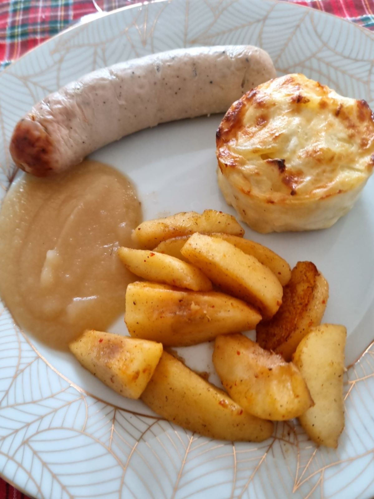 Boudin blanc au four avec pommes au piment d'Espelette et compote