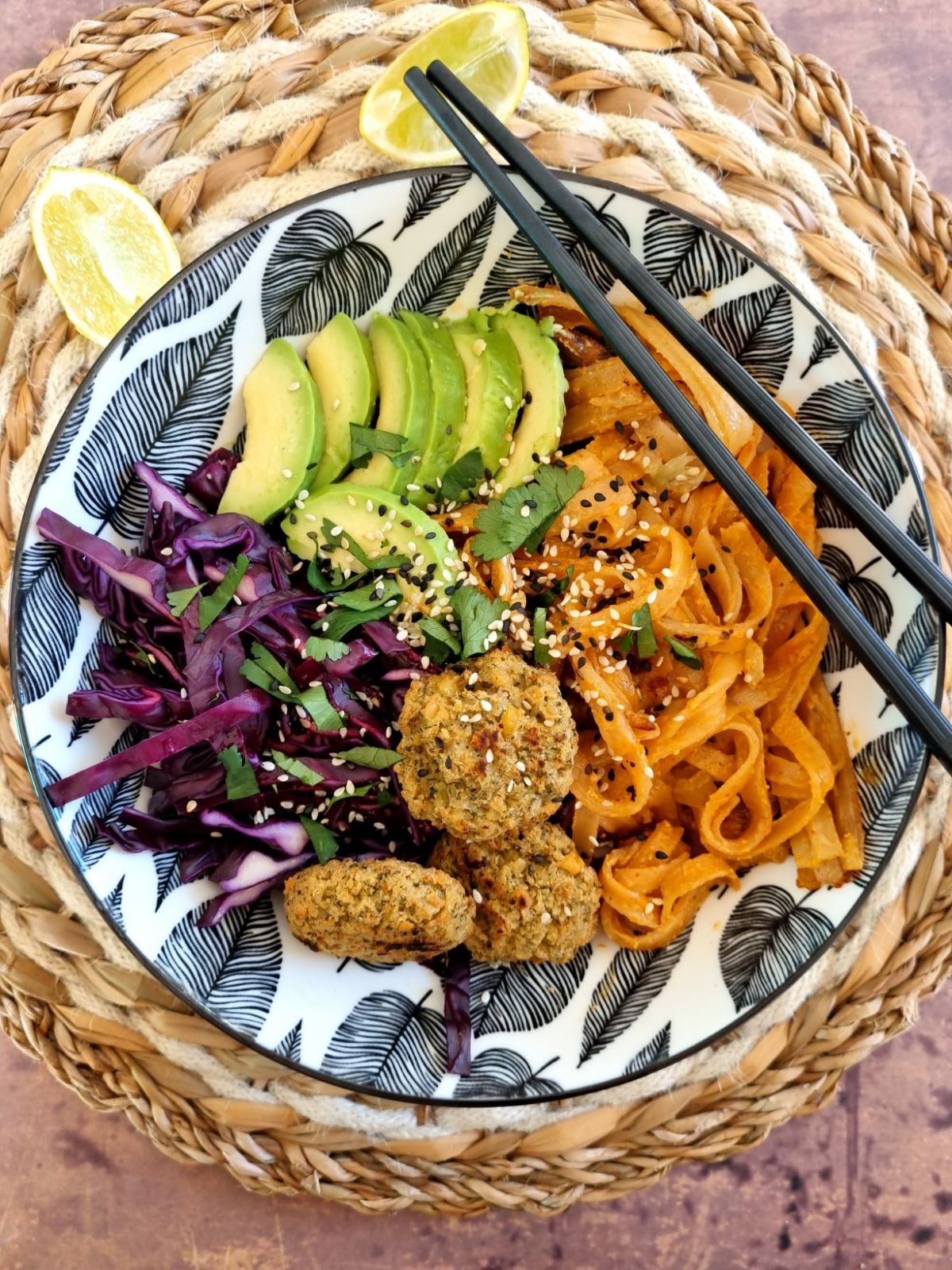 Bowl nouilles de riz coco curry, avocat, chou rouge et falafels