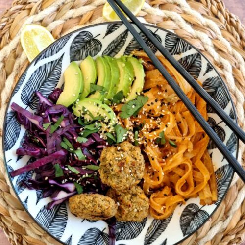 Bowl nouilles de riz coco curry, avocat, chou rouge et falafels