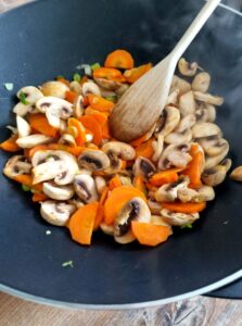 Carottes, champignons, oignons nouveaux