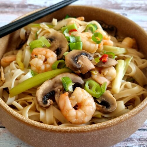 Chow fun aux crevettes, champiugnons et oignons nouveaux