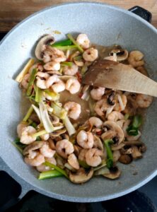 Champignons, oignons, crevettes, piment et gingembre