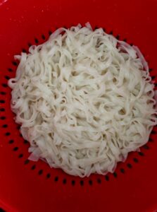 Cuire les nouilles de riz et égoutter sous l'eau froide
