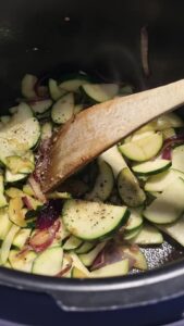 Courgette et oignon rouge dorés au cookeo