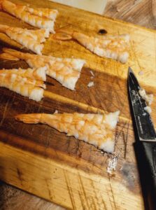 Préparation des crevettes pour sushis