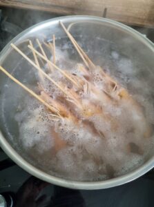 Plonger les crevettes dans l'eau bouillante