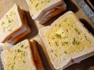 Déposer la tartine beurrée