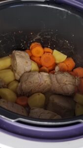 Ajouter les pommes de terre et carottes