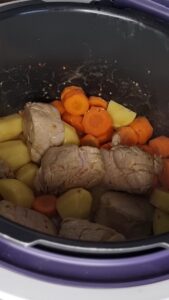 Ajouter les pommes de terre et carottes