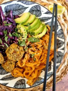 Nouilles de riz au cookeo, avocat, chou roiuge et falafels