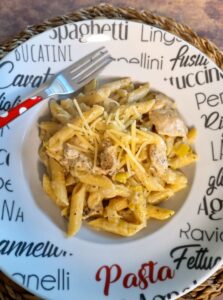 Penne au poulet, poireau, crème et gouda