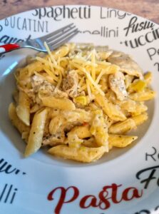 Penne au poulet épicé, pireau, crème de gouda