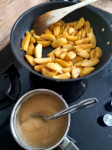 Réchauffer les pommes et la compote pour le boudin
