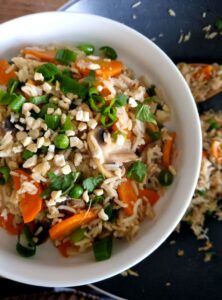 Riz sauté chinois au wok avec des légumes