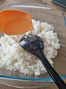 Verser le vinaigre de riz