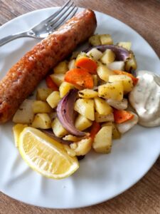 Saucisse de Toulouse aux légumes rôtis, sauce à la moutarde