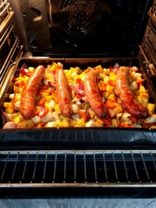 Saucisses et légumes au four