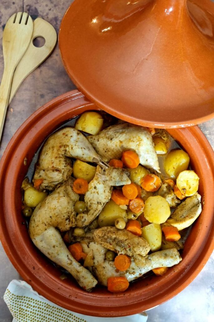 Tajine de poulet aux olives et citron confit avec carottes et pommes de terre