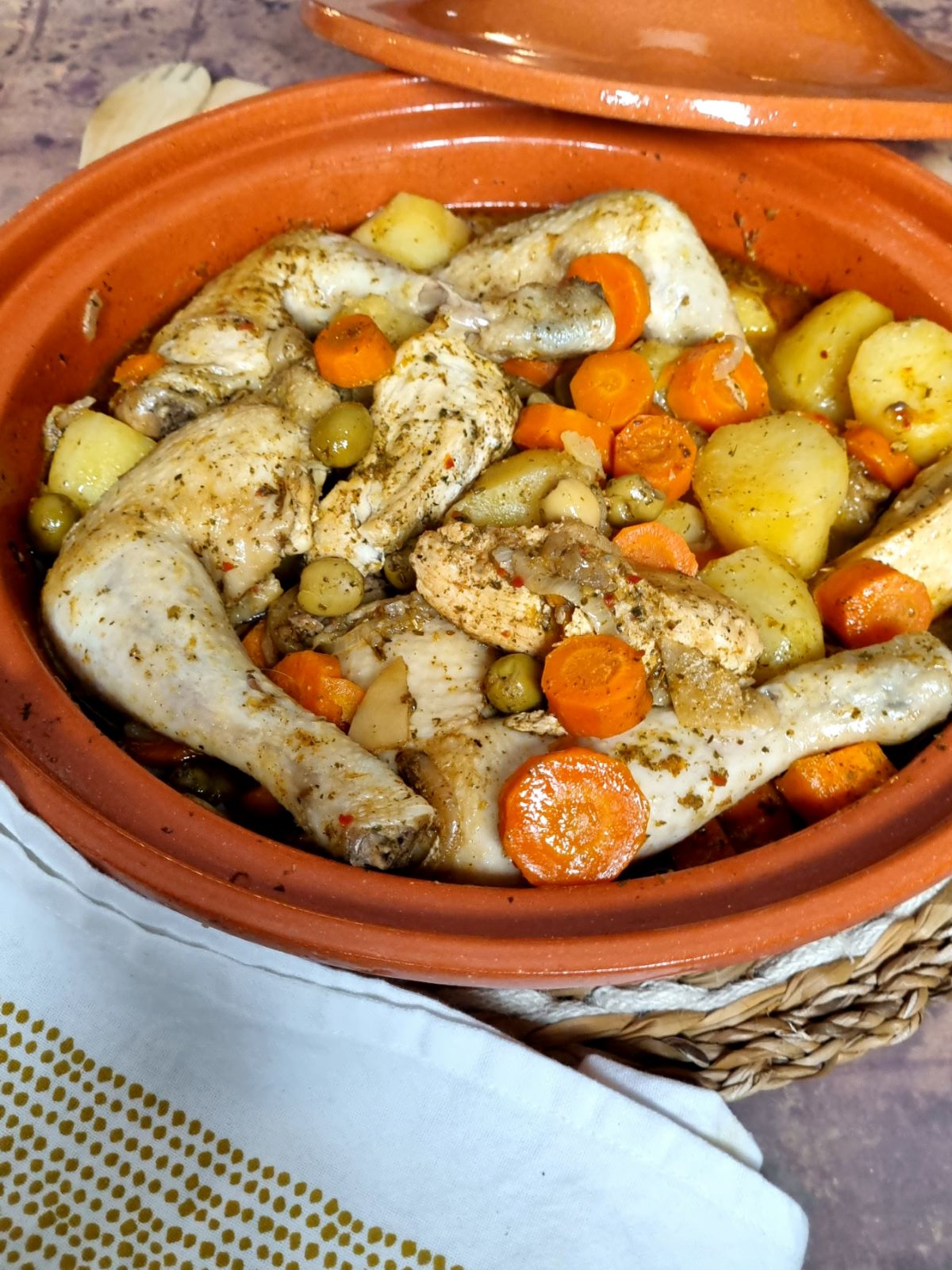 Tajine de poulet, olives vertes, citron confit