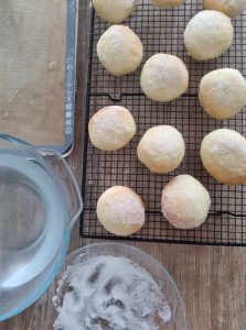 Plonger le sbeignets dans l'eau puis dans le sucre